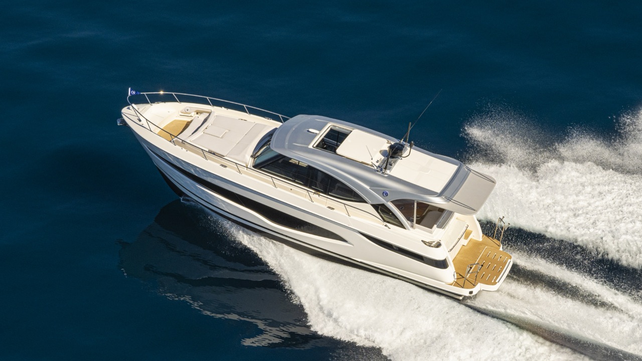 Riviera 4300 Sports Express blue-water hull
